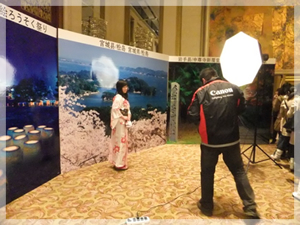 和服试穿、日本风景展板与「雛人形」（女儿节陈列的偶人）前的合影留念（佳能）