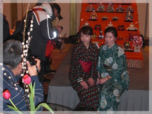 和服试穿、日本风景展板与「雛人形」（女儿节陈列的偶人）前的合影留念（佳能）