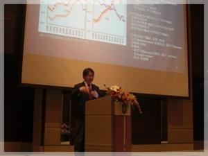 国际问题研究所研究顾问高木城一郎先生以及专修大学经济学部教授大桥英夫先生就“东日本特大地震后的日中关系”所做的演讲
