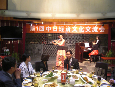 吉川久子在进行长笛表演