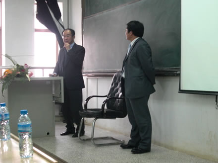 飞坂总经理在回答学生的提问