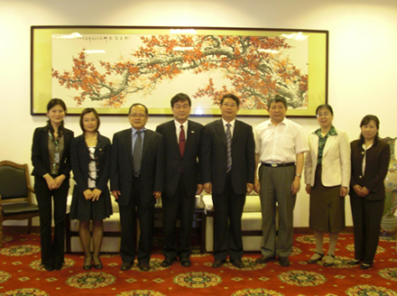 与青岛农业大学校长 李宝笃（右边第4位）会见 