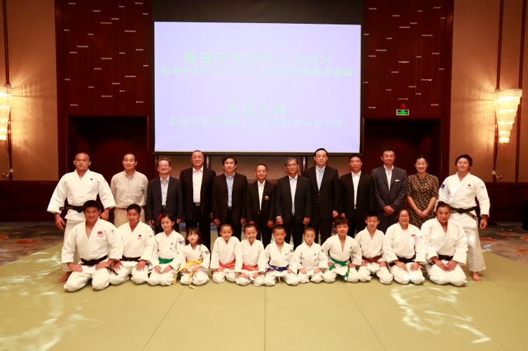 剣道のデモンストレーション（青島日本人会剣道同好会） 