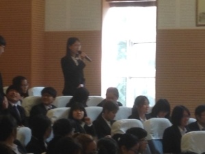 質問する学生