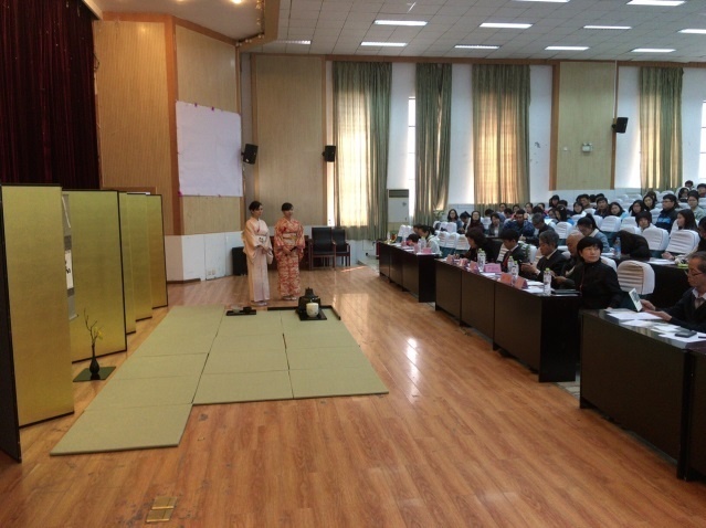 山崎爱・里千家大连办事处讲师进行讲解